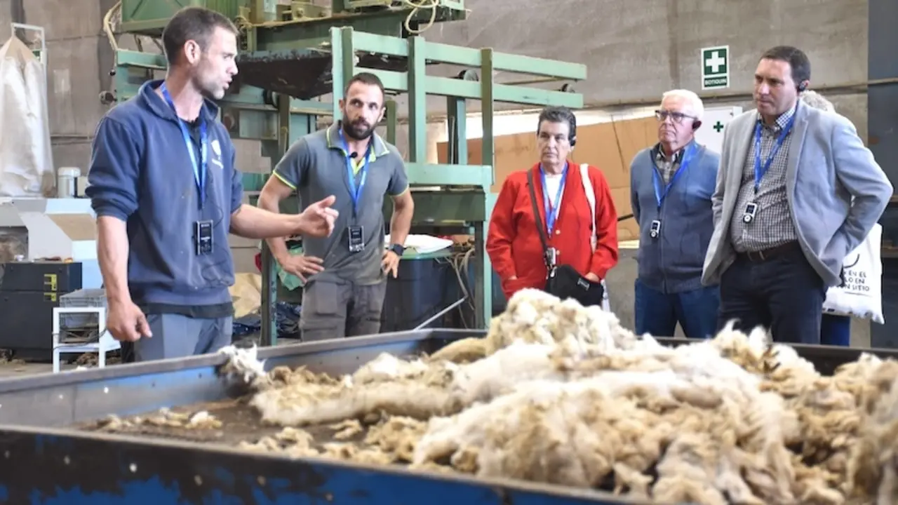 El presidente de la Diputación de Cuenca, Álvaro Martínez Chana, en su visita a la empresa Wooldreamers