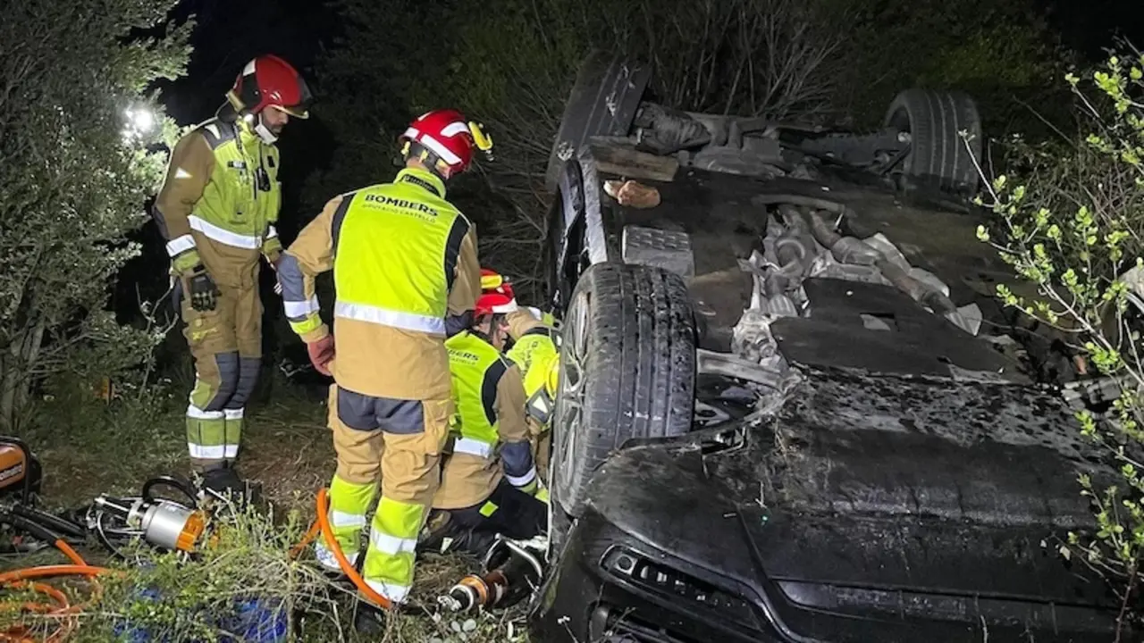 Muere un joven de 29 años y otro herido grave tras salirse de la vía un coche, accidente de tráfico, choque, salida de vía, volcar, volcado
