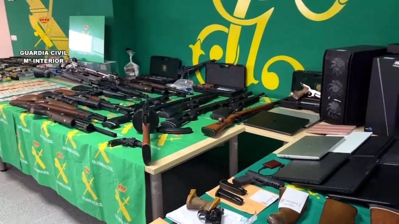 Tres detenidos y ocho investigados de una banda con más de 80 armas y munición