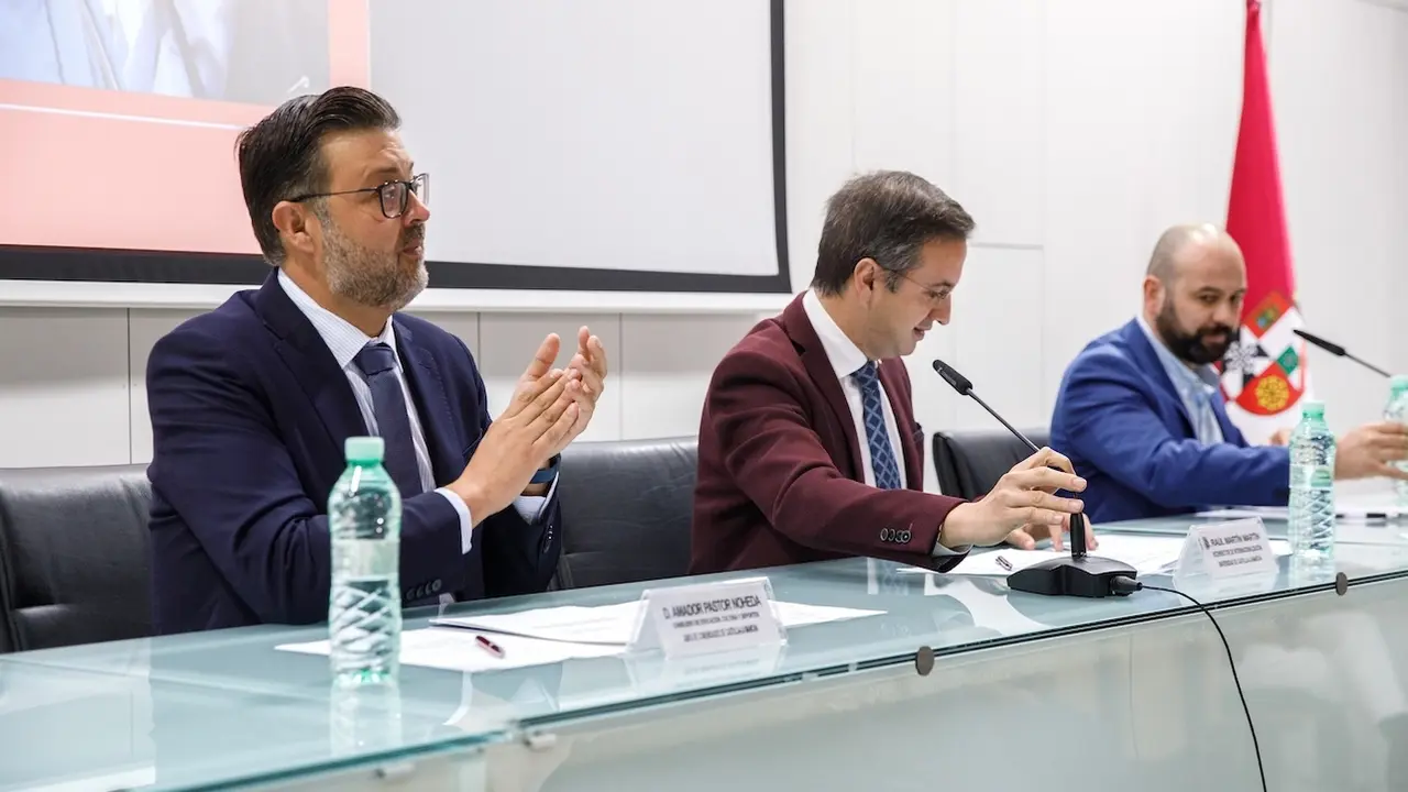 El consejero de Educación, Cultura y Deportes, Amador Pastor, asiste a la inauguración de la Jornada de Introducción a la Enseñanza de España para el Alumnado Hispanohablante, en el Campus de la Fábrica de Armas de la UCLM