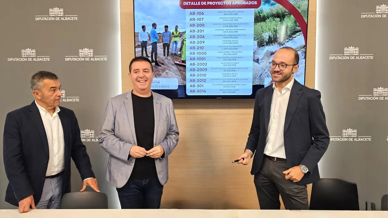 El presidente de la Diputación de Albacete, Santi Cabañero; el vicepresidente y responsable de Obras, Fran Valera, y el subdelegado del Gobierno, Miguel Juan Espinosa