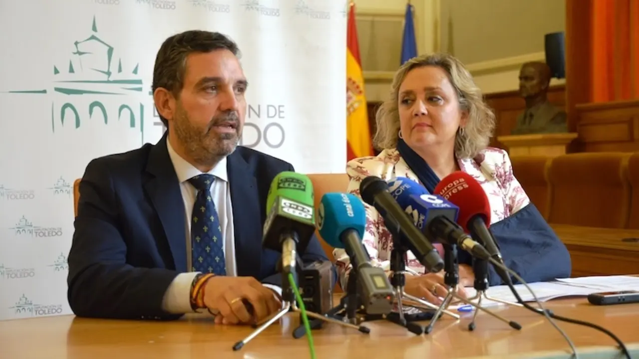 El vicepresidente de Asuntos Generales de la Diputación, Joaquín Romera, y la diputada provincial de Presupuesto, Hacienda y Promoción Económica, Soledad de Frutos, durante la rueda de prensa que han ofrecido