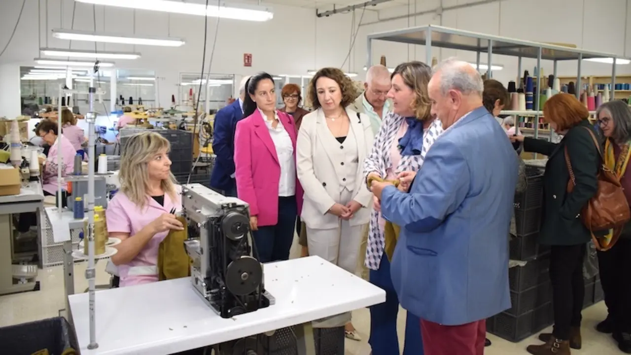La consejera de Economía, Empresas y Empleo, Patricia Franco, visita la empresa Dedatex, en Ajofrín, en el marco de la jornada que el Comité de Seguimiento del Fondo Social Europeo+ celebra en Toledo