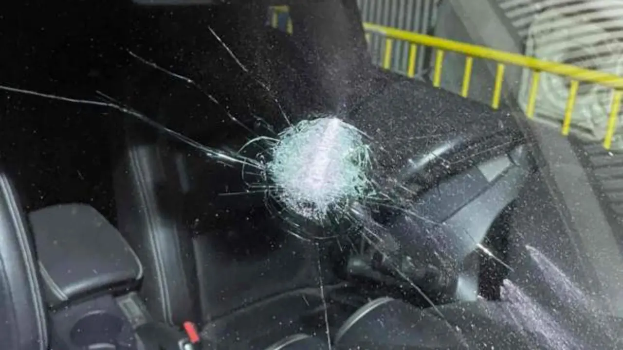 Abren fuego contra un coche que huía de la policía y ha podido matar a un agente