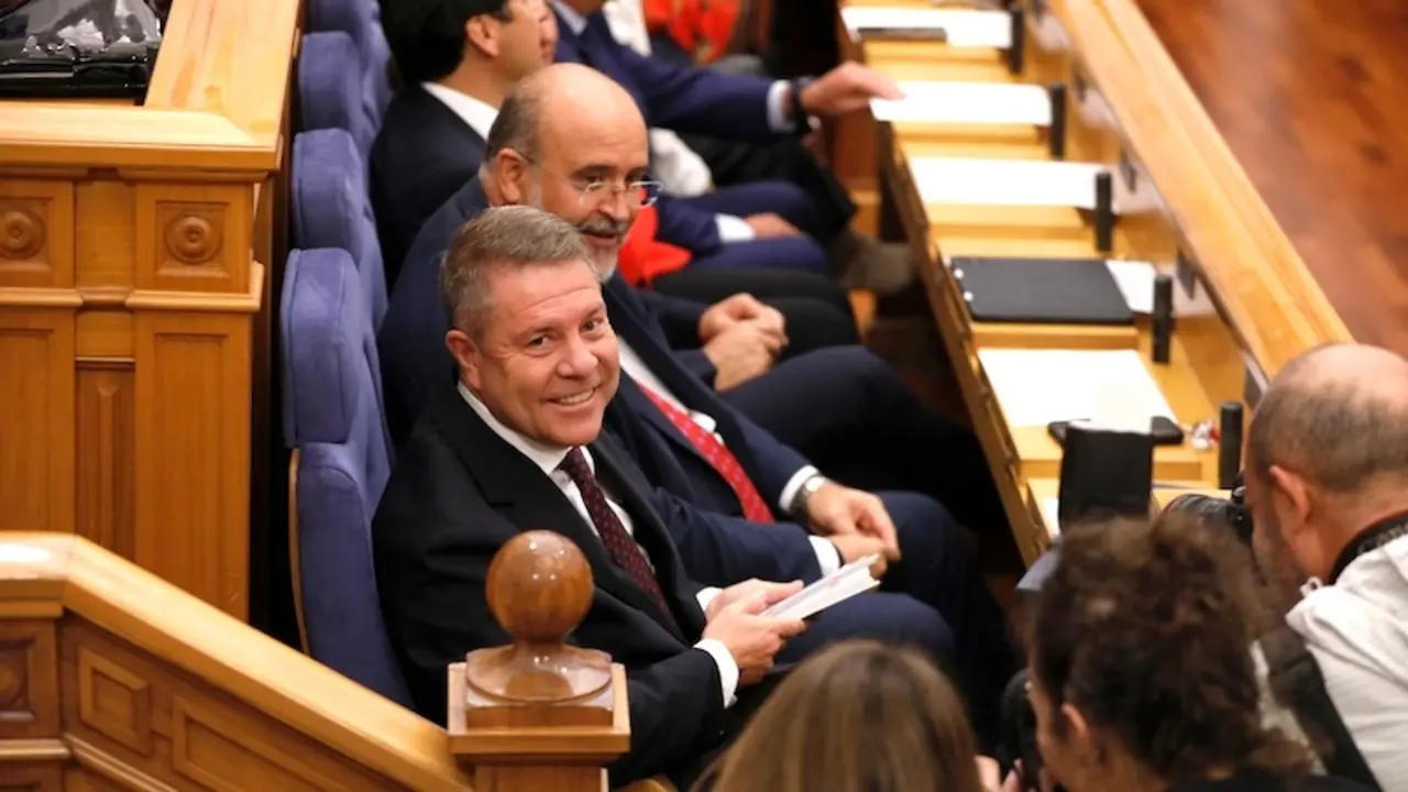 El presidente de Castilla-La Mancha, Emiliano García-Page, es fotografiado en su escaño del Parlamento en la primera sesión del Debate del Estado de la Región que se celebra en las Cortes regionales