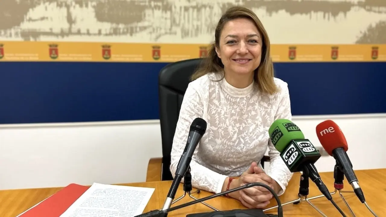La concejala de Artesanía del Ayuntamiento de Talavera, Gelen Delgado, durante la rueda de prensa que ha ofrecido