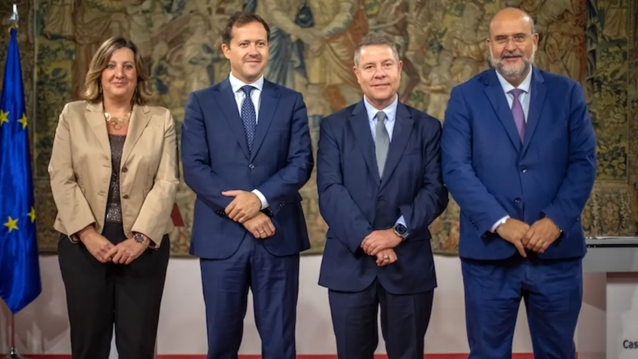 El presidente de Castilla-La Mancha, Emiliano García-Page, ha firmado en el Palacio de Fuensalida en Toledo un protocolo de actuación con el Ayuntamiento de la ciudad para la implantación de la ‘Ciudad del Cine de Castilla-La Mancha’