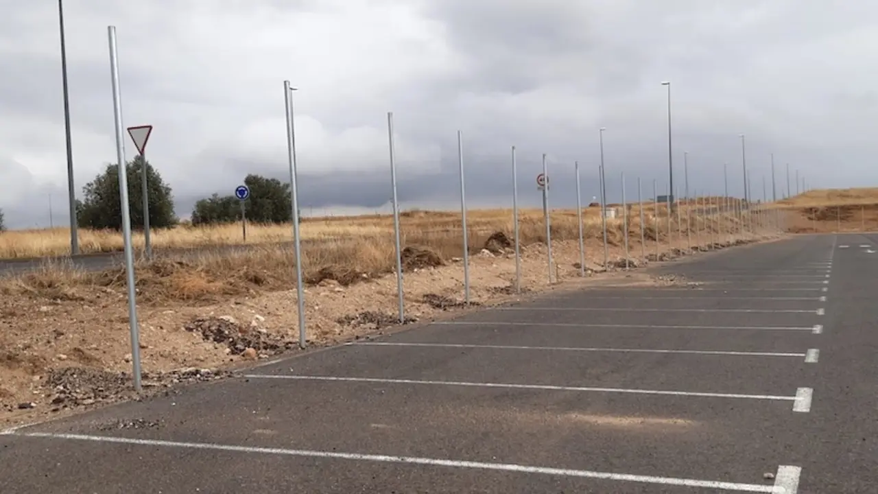Instalación de una valla perimetral de alrededor de tres metros de altura en una zona cercana a uno de los hangares en el aeropuerto de Ciudad Real