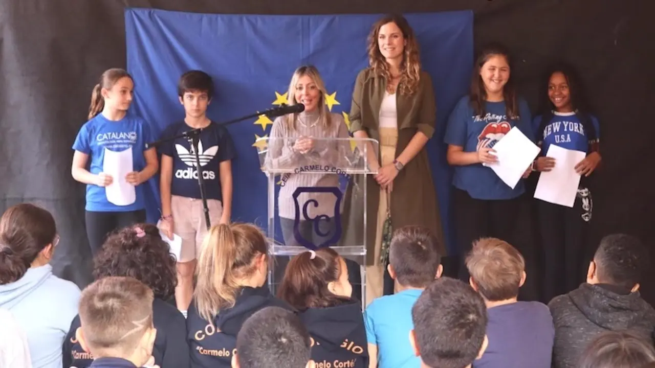 La directora general de Asuntos Europeos, Nazaret Rodrigo, durante la visita que ha realizado a dos centros educativos de Tomelloso (Ciudad Real)