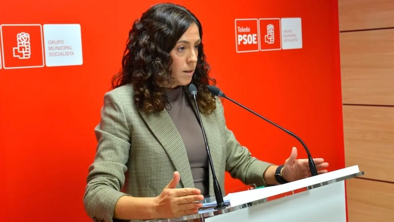 La portavoz del PSOE en el Ayuntamiento de Toledo, Noelia de la Cruz, en rueda de prensa