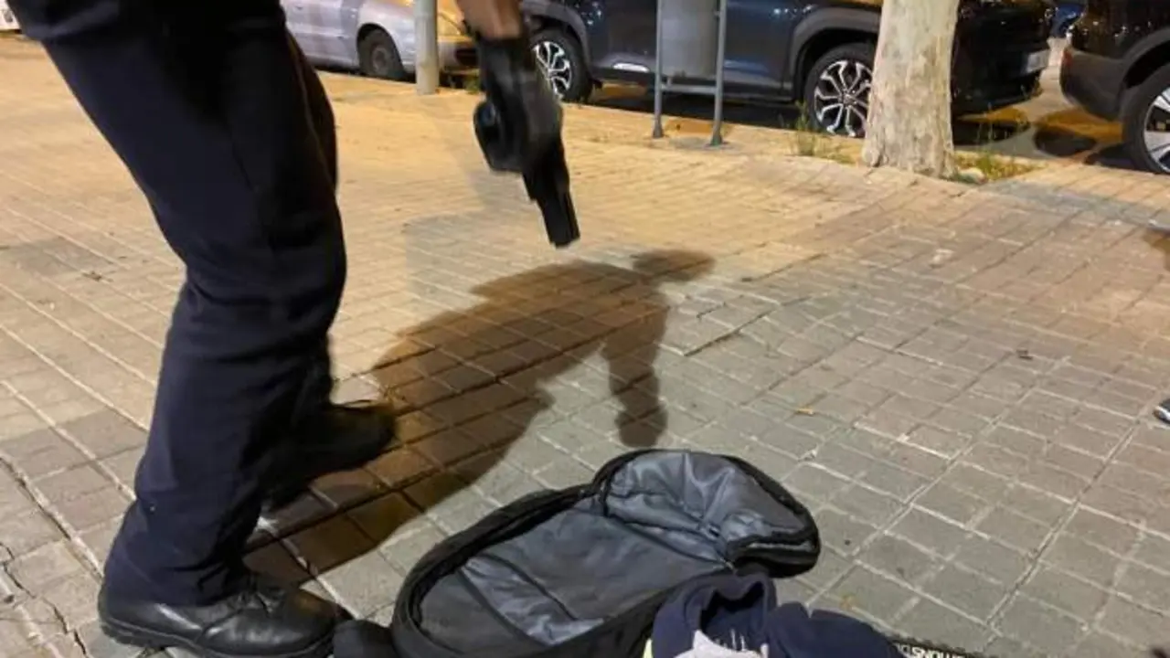 Susto de los gordos: un ciclista saca una pistola y amenaza a vecinos en una calle