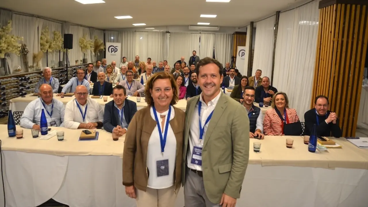 La presidenta de la Diputación de Toledo, Conchi Cedillo, y el presidente del PP, Carlos Velázquez, en la convención de alcaldes 'populares' celebrada en Cazalegas