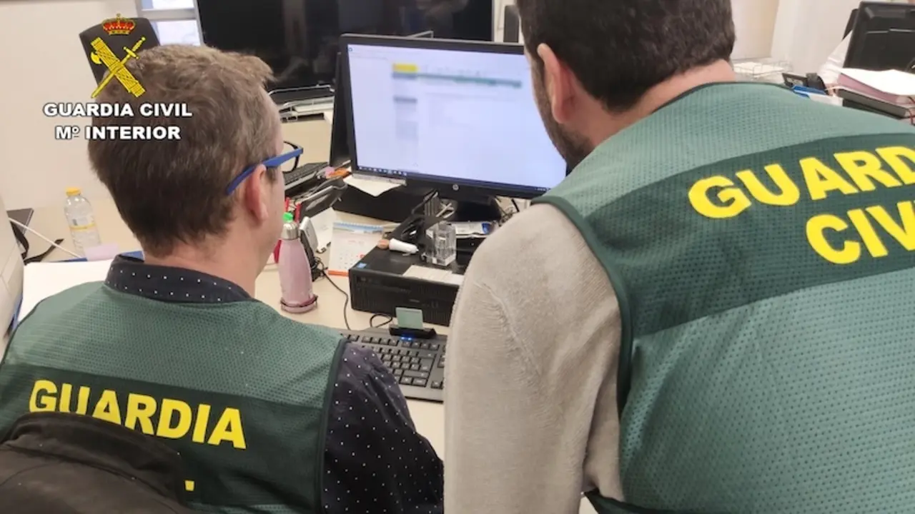 Desarticulado un grupo criminal que estafó más de 100.000 euros a una empresa, guardia civil
