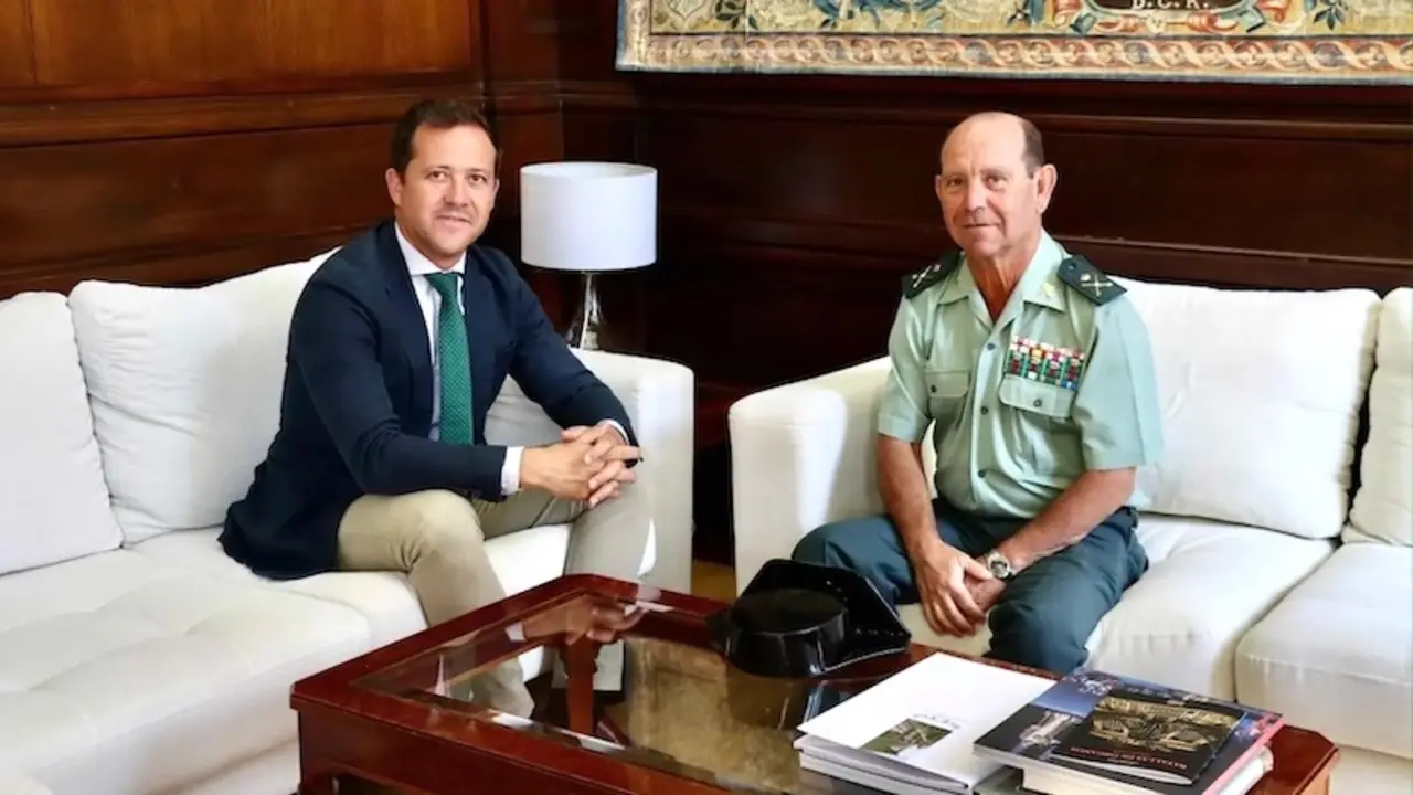 En la imagen de archivo el alcalde de Toledo y el jefe de la Guardia Civil en Castilla-La Mancha durante una reunión en el Ayuntamiento
