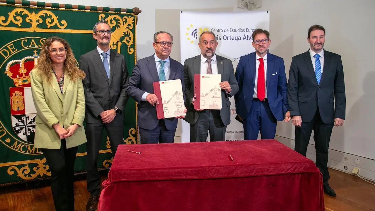 El consejero de Hacienda, Administraciones Públicas y Transformación Digital, Juan Alfonso Ruiz Molina, ha firmado el convenio de la nueva Cátedra de Ciberseguridad con el rector de la Universidad de Castilla-La Mancha (UCLM), Julián Garde