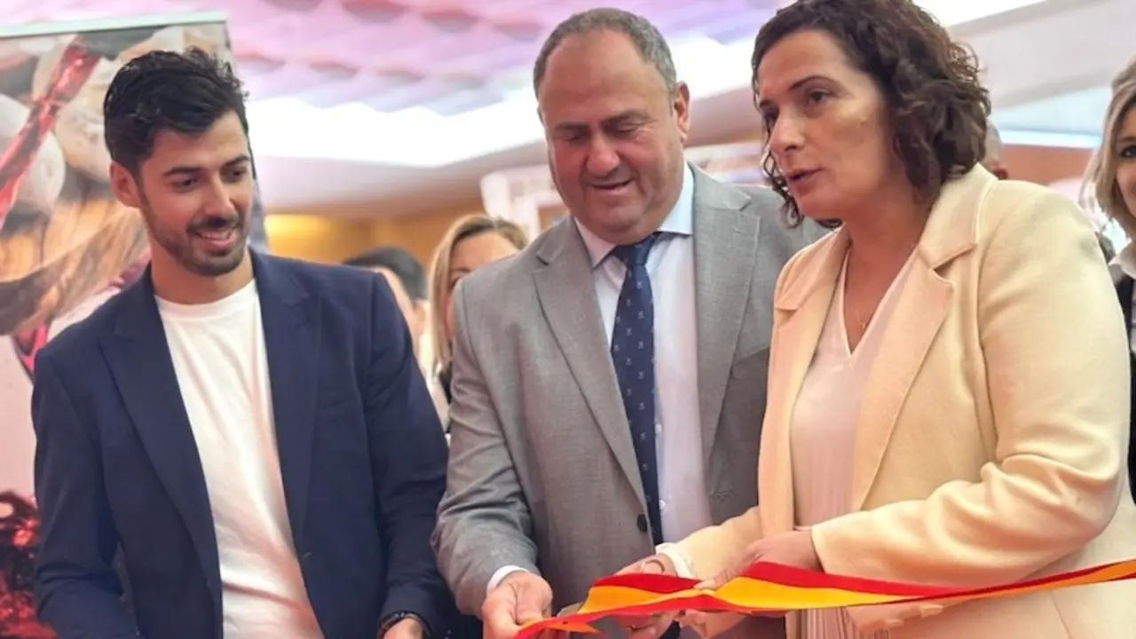 El consejero de Agricultura, Ganadería y Desarrollo Rural, Julián Martínez Lizán, ha inaugurado la I Feria del Champiñón de Quintanar del Rey (Cuenca)