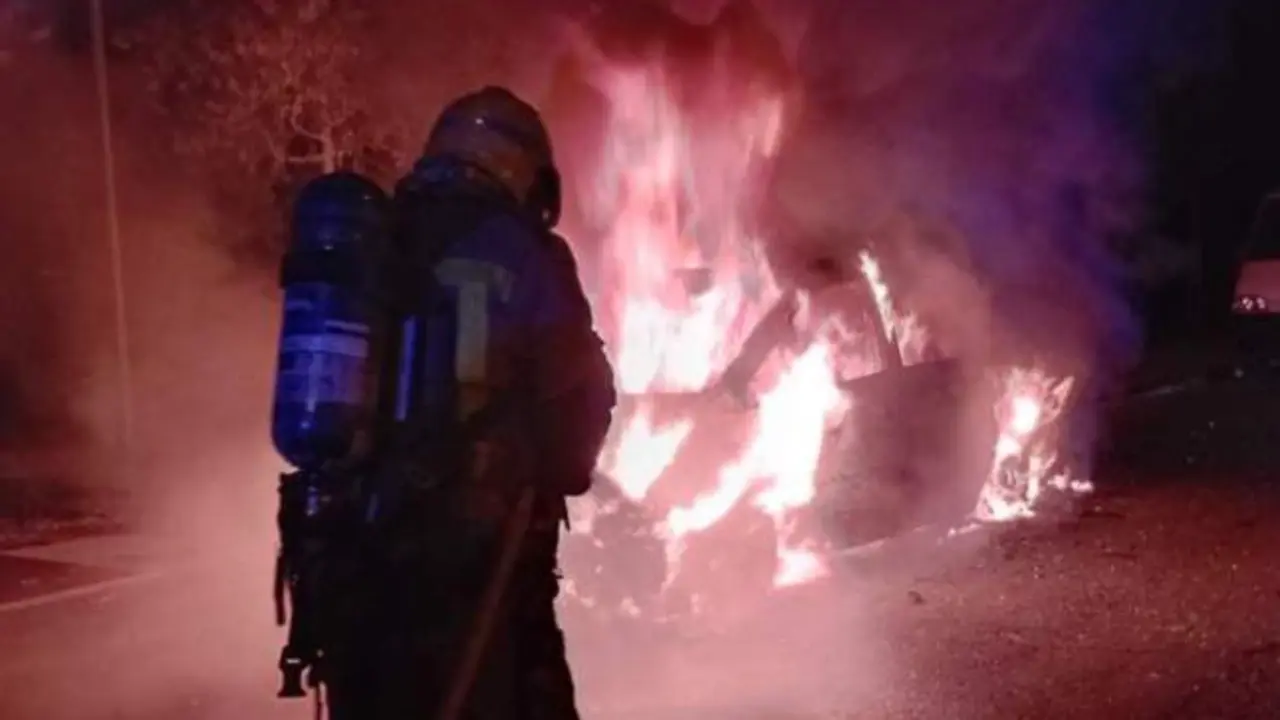 La disputa entre vecinos incendia las calles: los coches del barrio calcinados