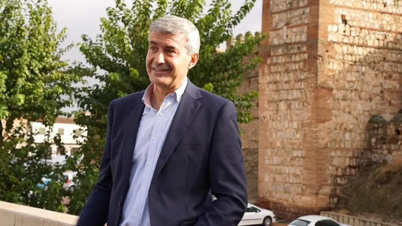 El alcalde de Escalona (Toledo), Álvaro Gutiérrez, en un momento de la entrevista