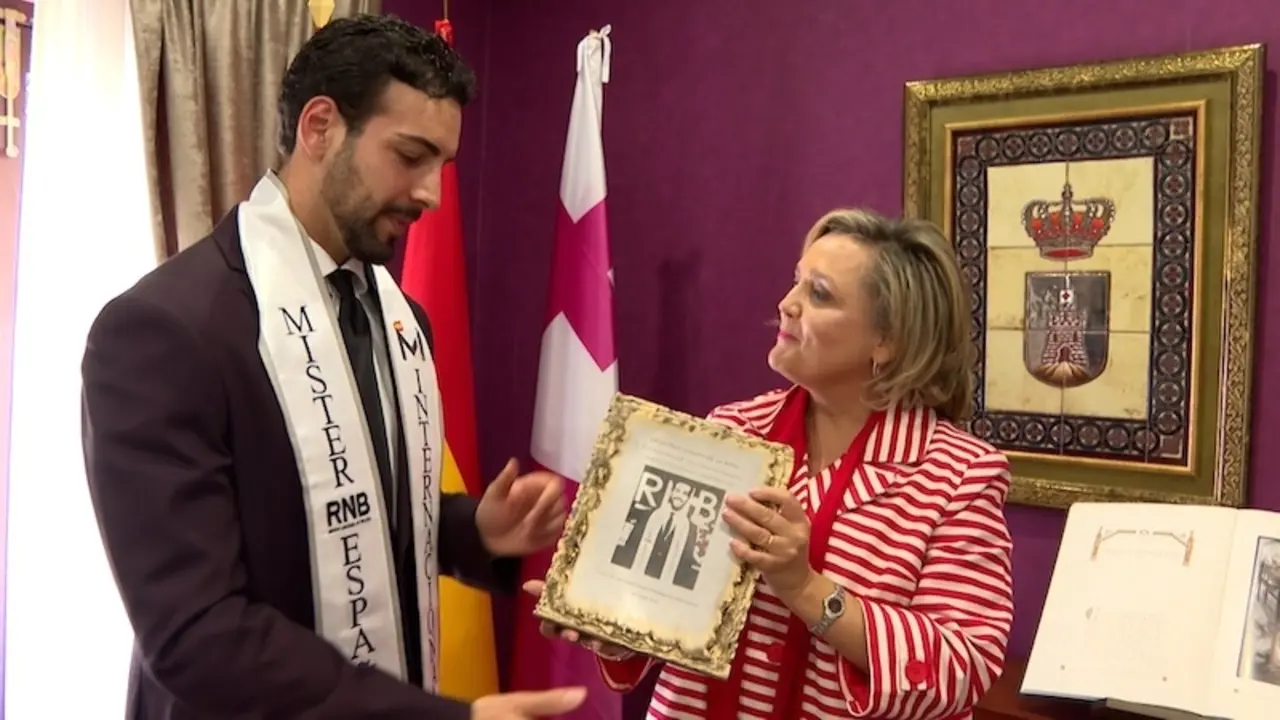 La alcaldesa de la Puebla de Montalbán, Soledad de Frutos, recibe a Christian Losana tras convertirse en Mister España RBN Internacional - EP