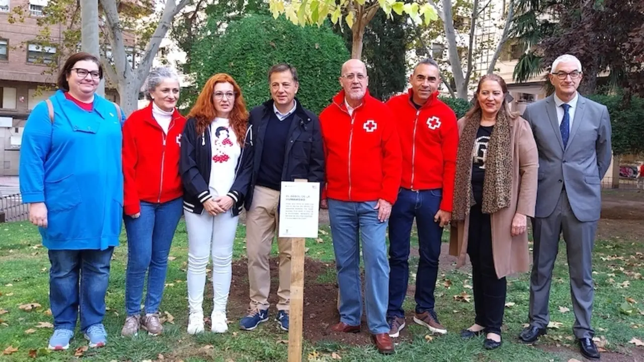 El Árbol de la Humanidad ya luce en Albacete reivindicando la labor de Cruz Roja