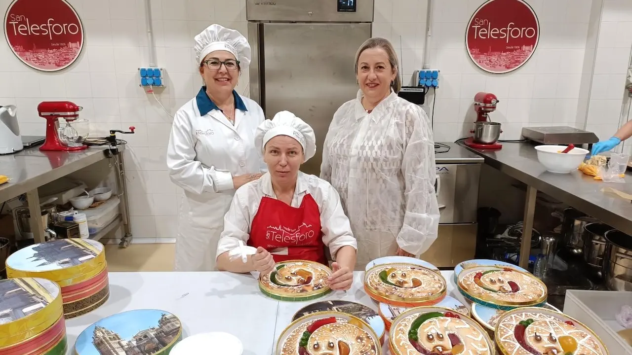 La directora general de Producciones Agroalimentarias y Cooperativas, Elena Escobar, durante la visita que ha realizado al obrador artesano de ‘San Telesforo’