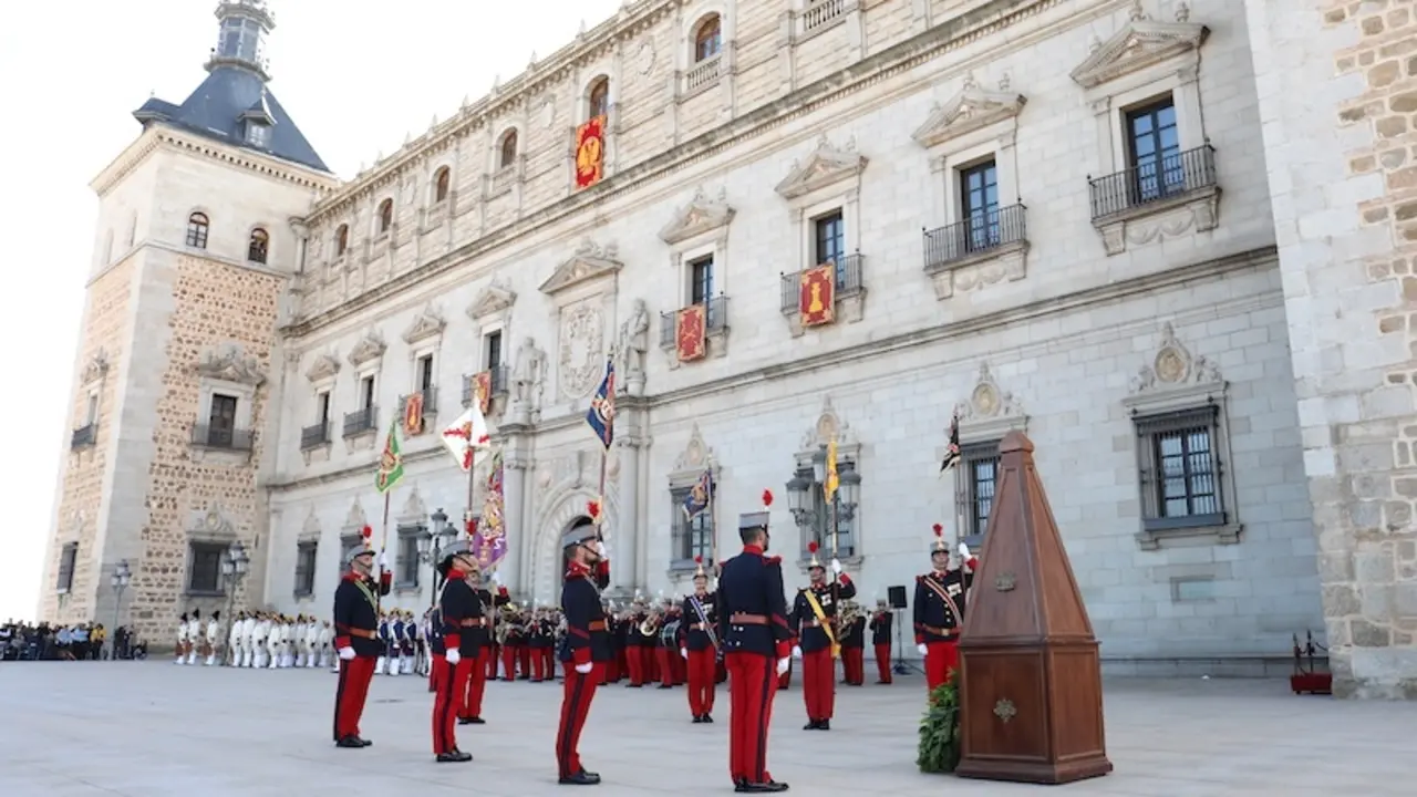 El regimiento Inmemorial del Rey hace el cambio de guardia en el Alcázar de Toledo