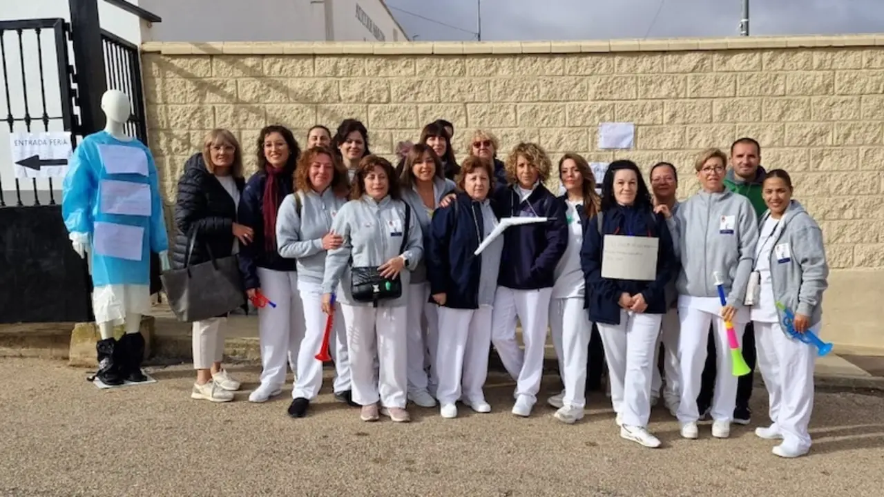 Nueva concentración de las trabajadoras de Ayuda a Domicilio en Quintanar del Rey (Cuenca)