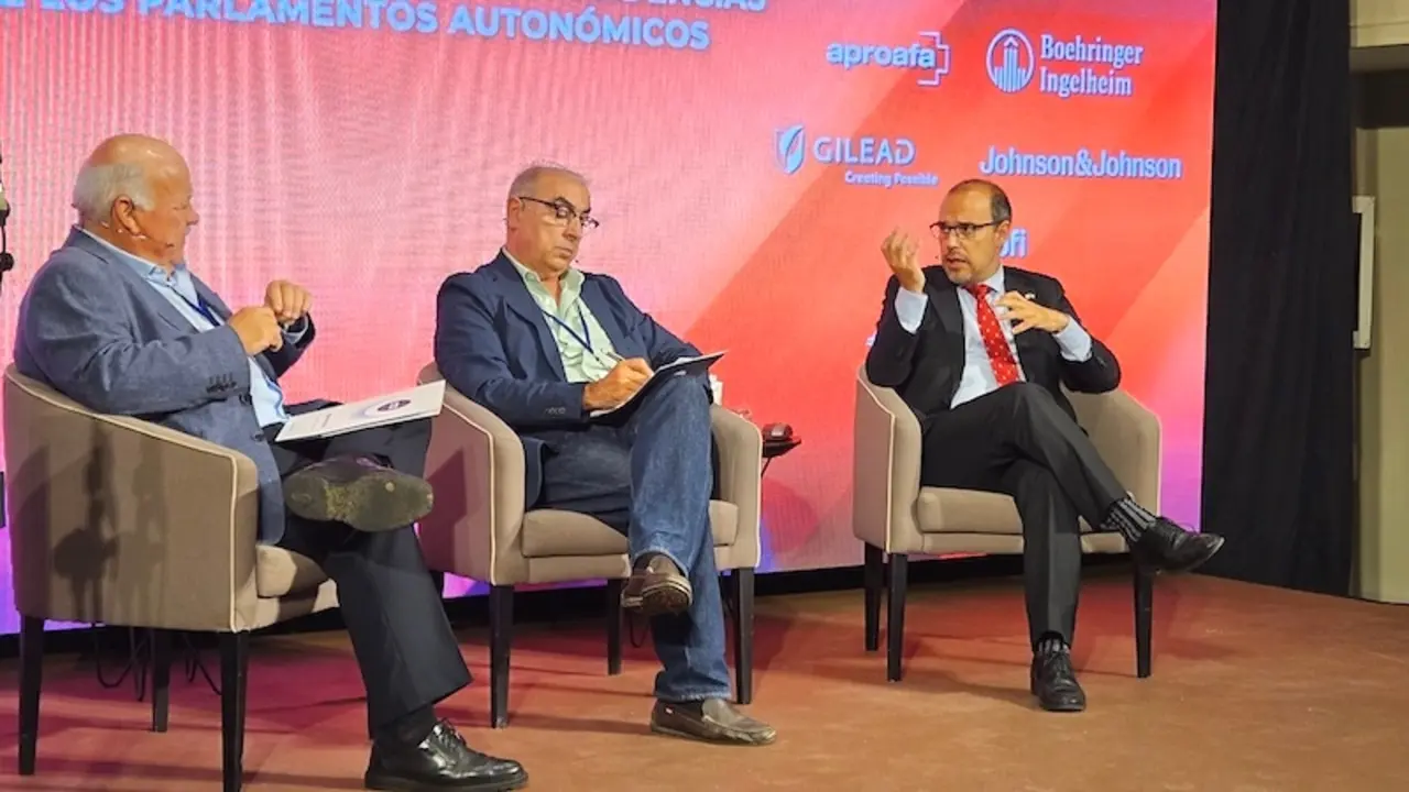 El presidente de las Cortes de Castilla-La Mancha ha participado en la XV edición de las jornadas ‘Parlamentari@s de Sanidad’ celebradas en Valencia