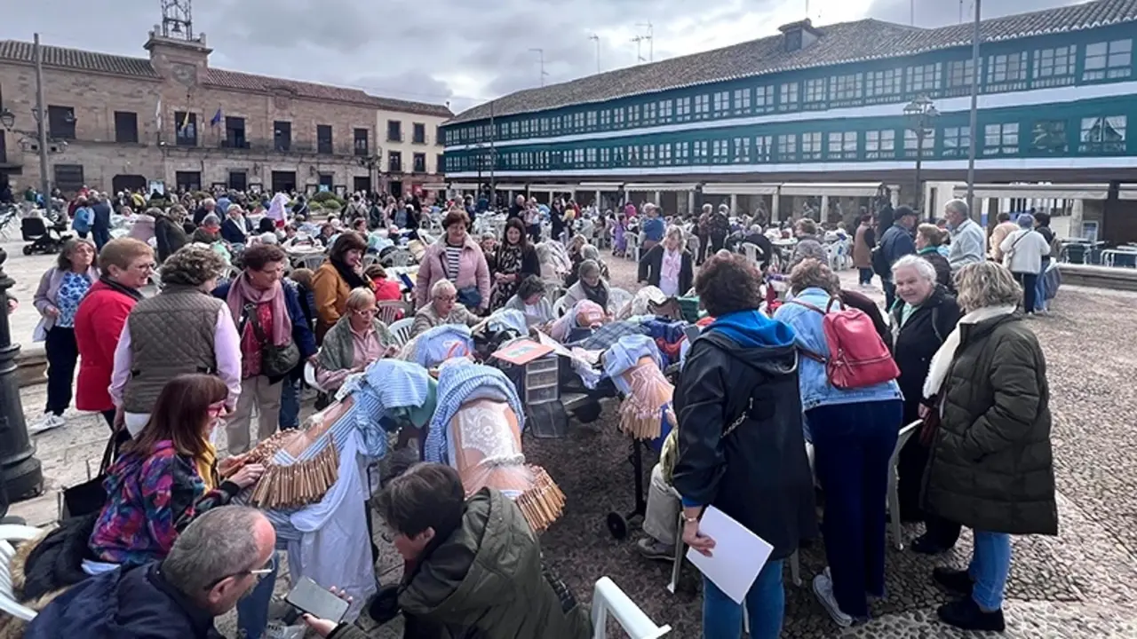 Más de 300 encajeras de toda España llenan Almagro en el Encuentro Nacional