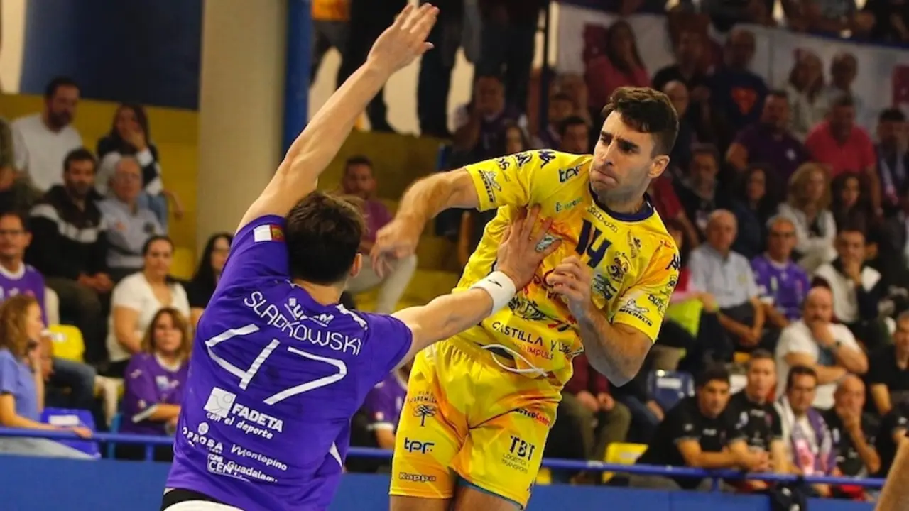 Dalmau Huix da al Villa de Aranda su primera victoria en Guadalajara (34-35) - Fotografía: Santi Molina