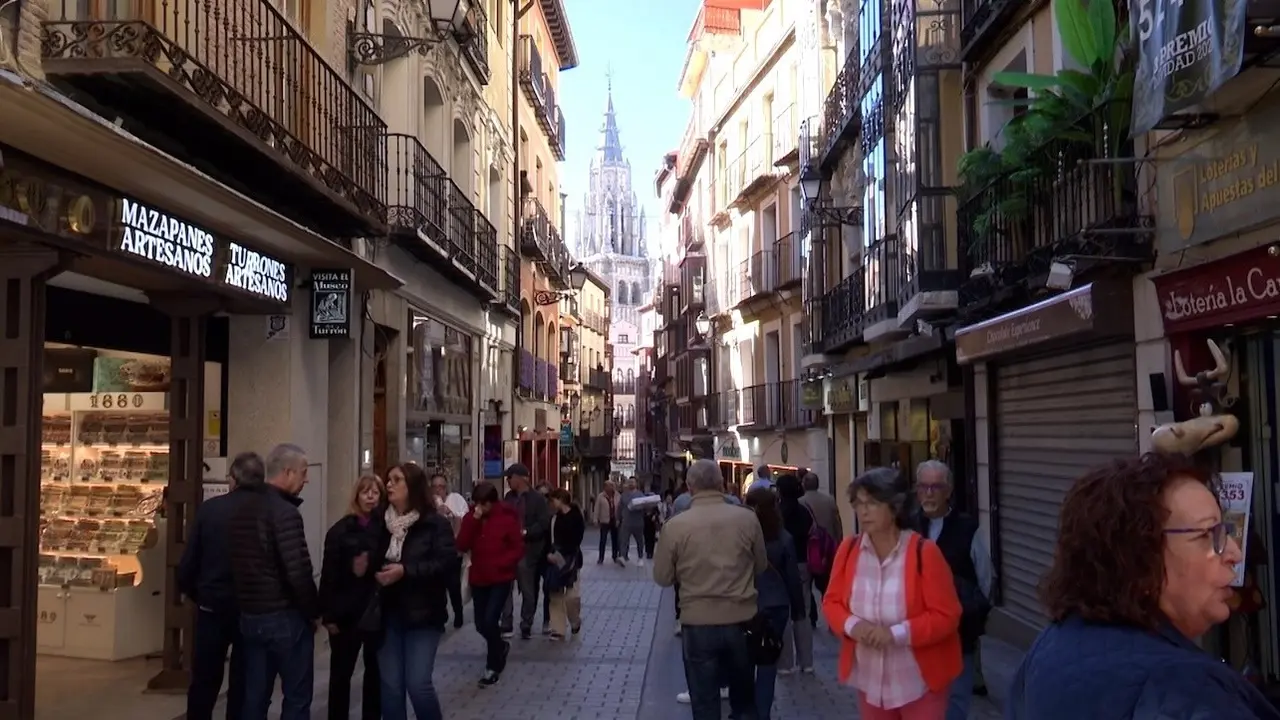En la imagen de archivo turistas y vecinos pasean por la calle Comercio de Toledo
