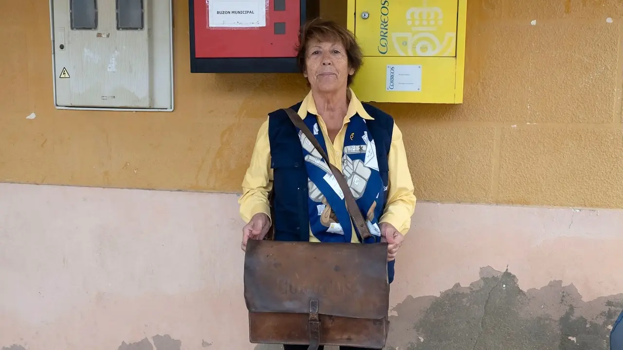 Lucinia Moreno fue, en 1969, una de las primeras mujeres que trabajó como cartera rural - EFE/Álvaro del Olmo