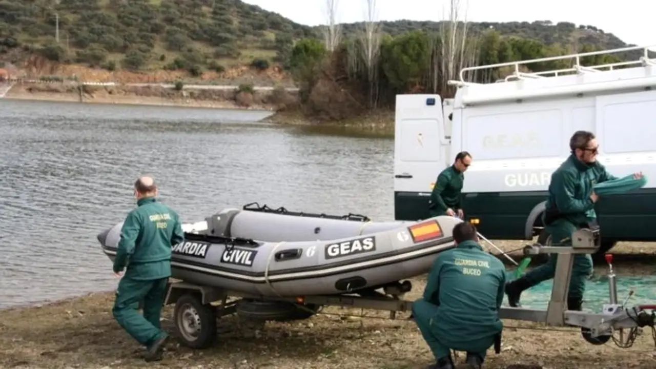 En la imagen de archivo GEAS de la Guardia Civil participan en una búsqueda en un pantano / embalse / río