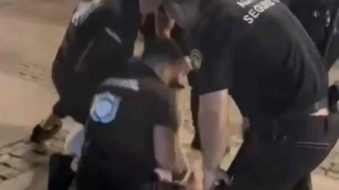 VIDEO. Brutal paliza de porteros a dos chicos indefensos tras haberlos echado