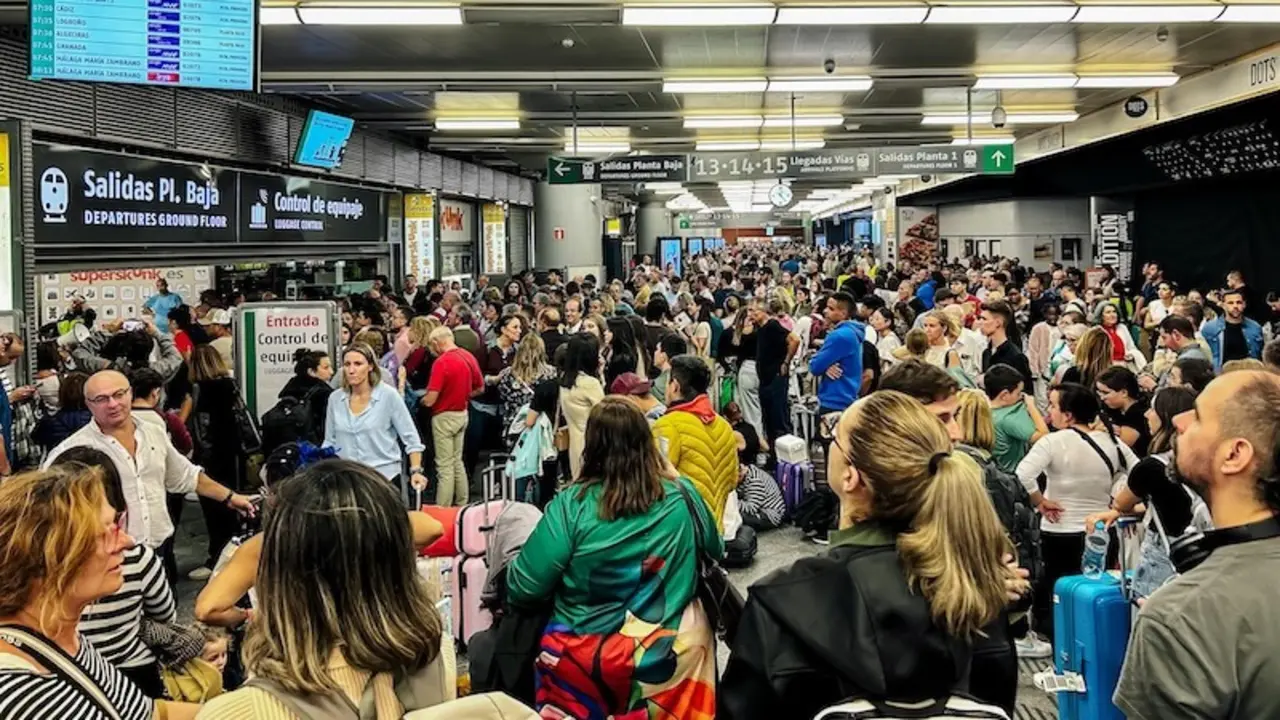 Cientos de personas en la estación de trenes madrileña de Atocha - EP/Carlos Luján