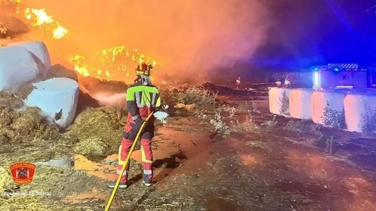 Bomberos controlan un incendio declarado en una explotación ganadera de Bargas (Toledo)