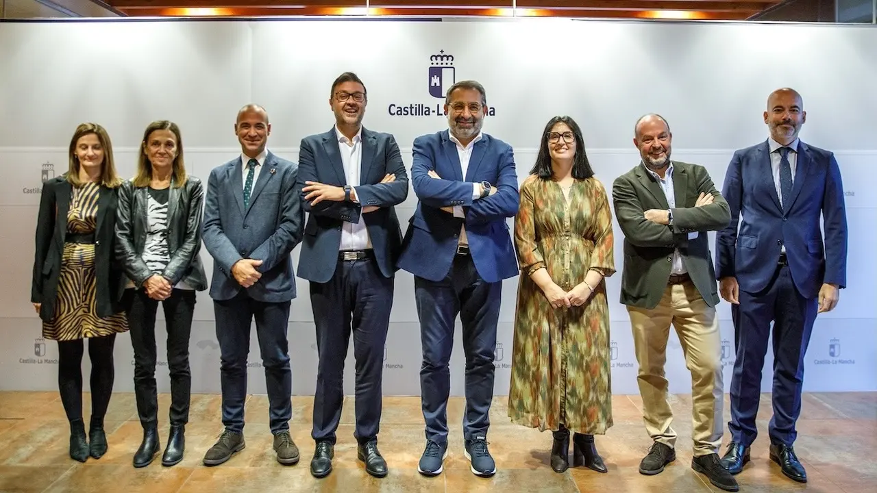 El consejero de Sanidad, Jesús Fernández Sanz, y el consejero de Educación, Cultura y Deportes, Amador Pastor, han firmado un convenio marco para la impartición de enseñanzas FP y realización de prácticas, en la sala de prensa de la Consejería de Sanidad