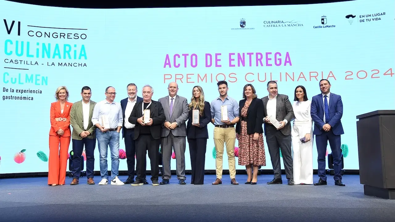 El vicepresidente primero del Ejecutivo autonómico, José Luis Martínez Guijarro, y la consejera de Economía, Empresas y Empleo, Patricia Franco, han entregado los premios ‘Culinaria’, en el marco del VI Congreso Culinaria que se celebra en el teatro auditorio José Luis Perales de Cuenca