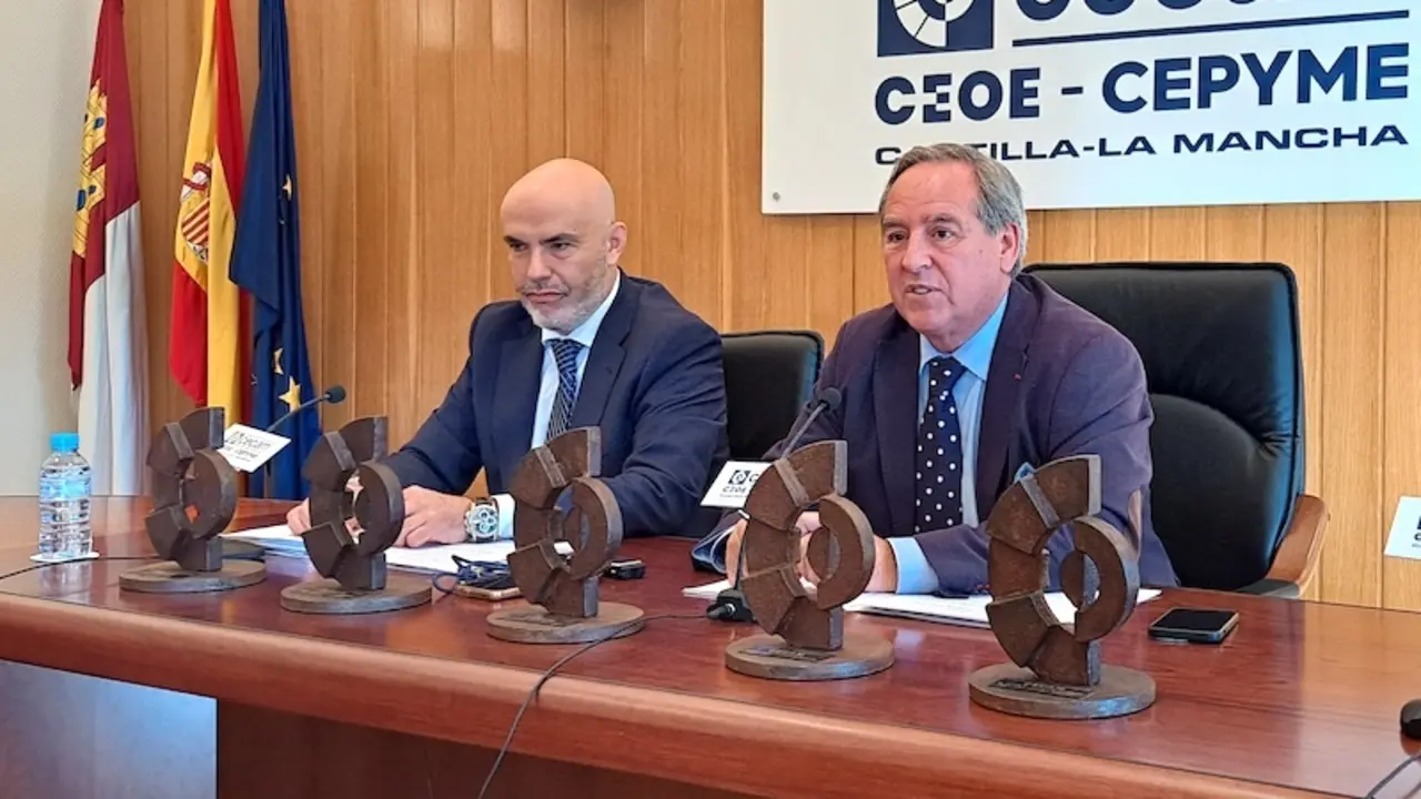 El presidente de Cecam, Ángel Nicolás, ha presentado junto al secretario general de la patronal, Mario Fernández, los XXI Premios Empresariales