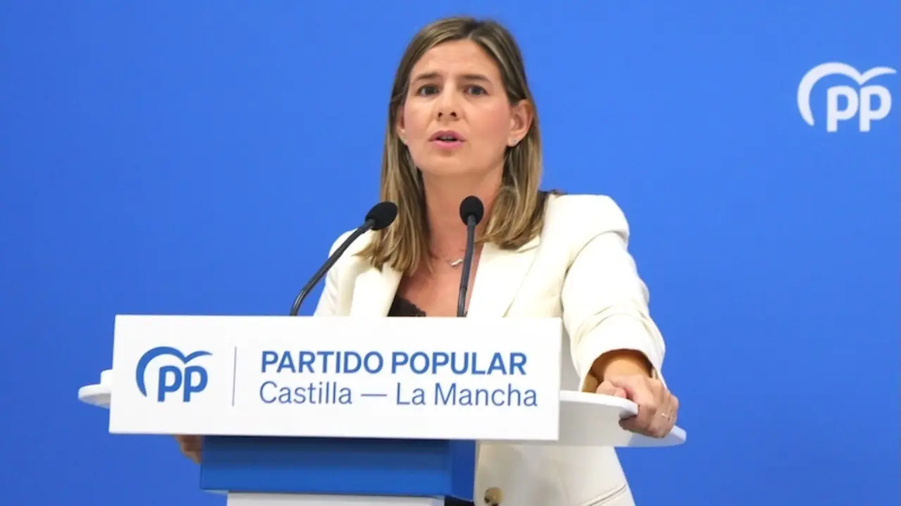 La secretaria general del PP de Castilla-La Mancha y portavoz parlamentaria, Carolina Agudo, durante la rueda de prensa que ha ofrecido en la sede de los 'populares' en Toledo