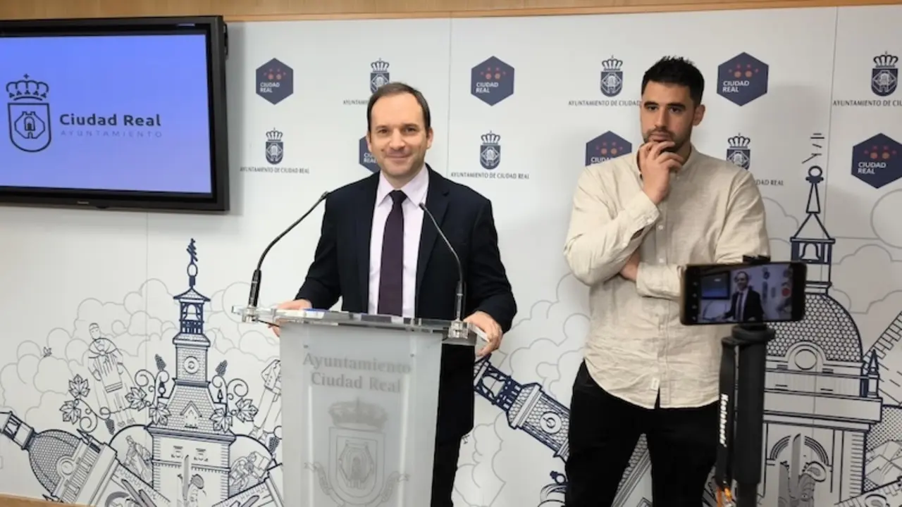 El portavoz del equipo de Gobierno del Ayuntamiento de Ciudad Real, Guillermo Arroyo, junto al concejal de Deportes, Pau Beltrán, durante la rueda de prensa que han ofrecido