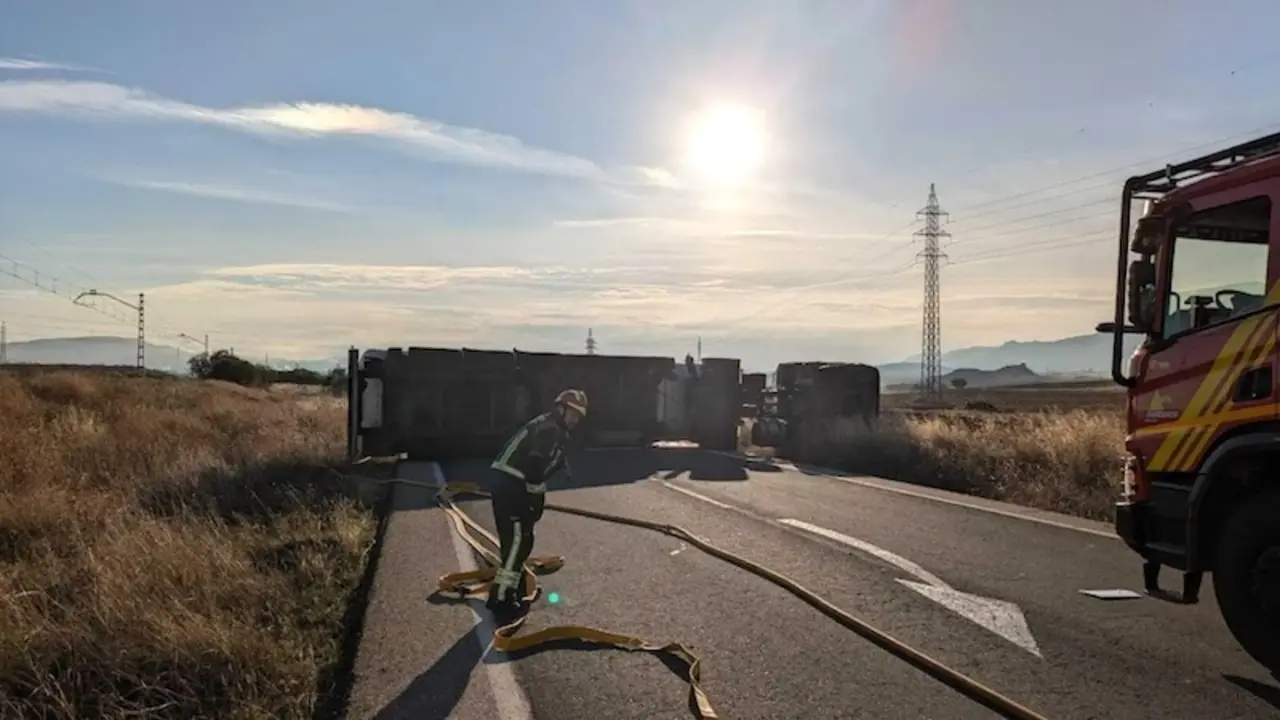 El vuelco de un camión que transporta combustible corta la N-420 en Puertollano (Ciudad Real)