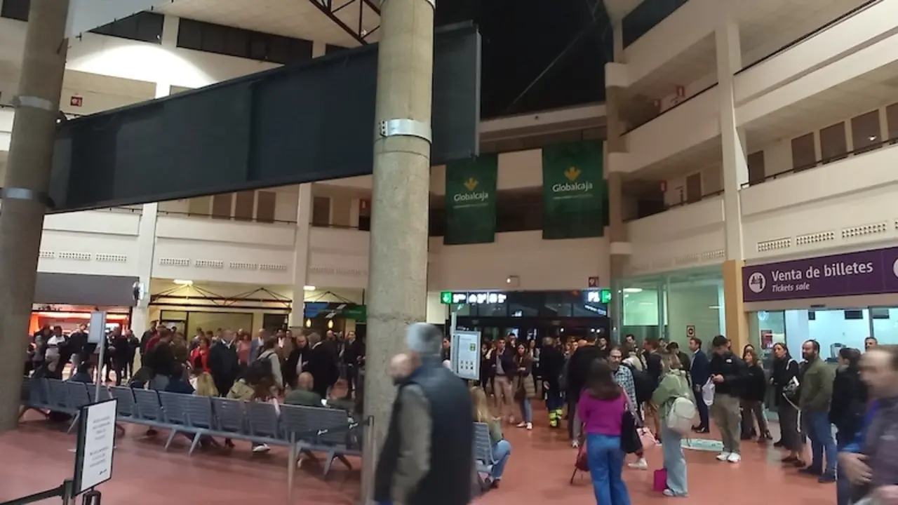 Decenas de viajeros de Ciudad Real y Puertollano afectados por retrasos en trenes. En la imagen pasajeros esperando en la estación de Ciudad Real