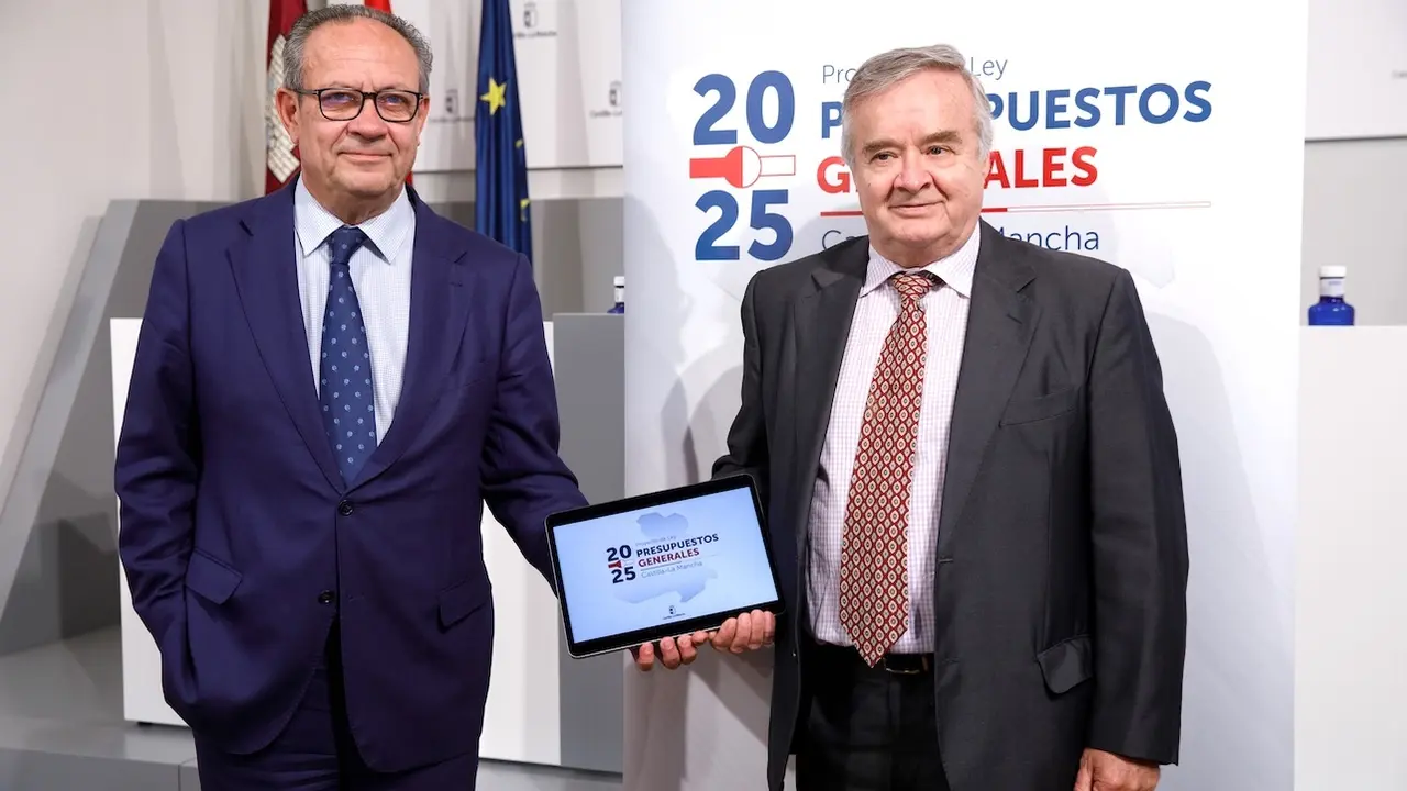 El consejero de Hacienda, Administraciones Públicas y Transformación Digital, Juan Alfonso Ruiz Molina, ha presentado en rueda de prensa, en el Palacio de Fuensalida, el proyecto de Ley de Presupuestos Generales de Castilla-La Mancha para 2025