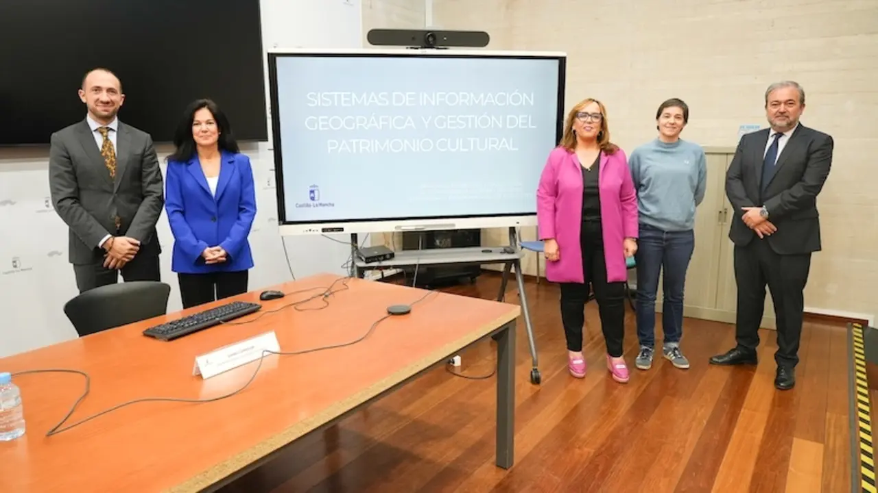 La viceconsejera de Cultura y Deportes, Carmen Teresa Olmedo y el secretario general de la Consejería de Fomento, Daniel Corredor, asisten a la presentación de la inclusión en el portal de mapas del inventario cultural de la región