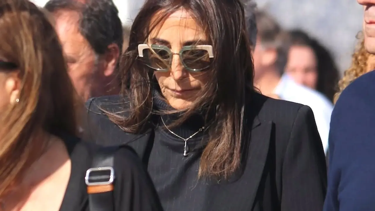 El dolor de Paz Padilla al enterrar a su hermano: lágrimas en Zahara de los Atunes