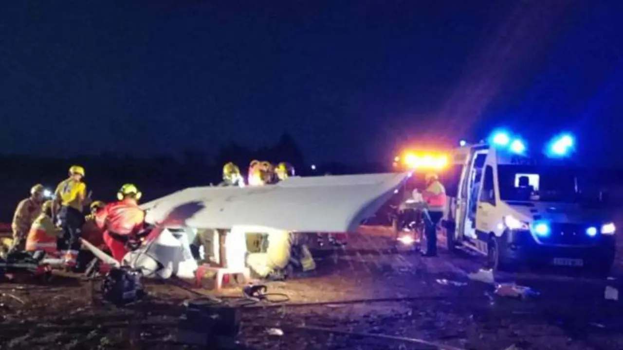 Dos heridos graves al estrellarse una avioneta en un campo junto al aeródromo