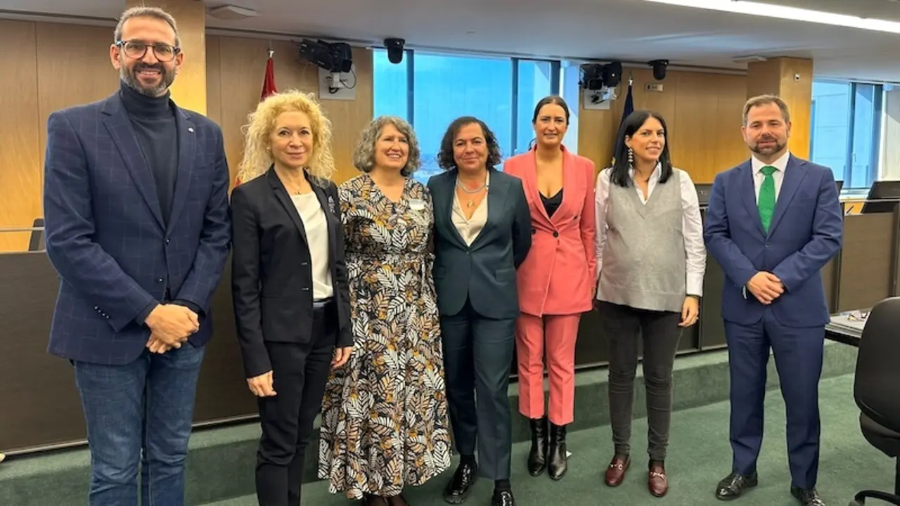 La consejera de Desarrollo Sostenible de Castilla-La Mancha, Mercedes Gómez (3ª izqd), ha asistido en el Congreso de los Diputados a la presentación del proyecto de Hydnum Steel