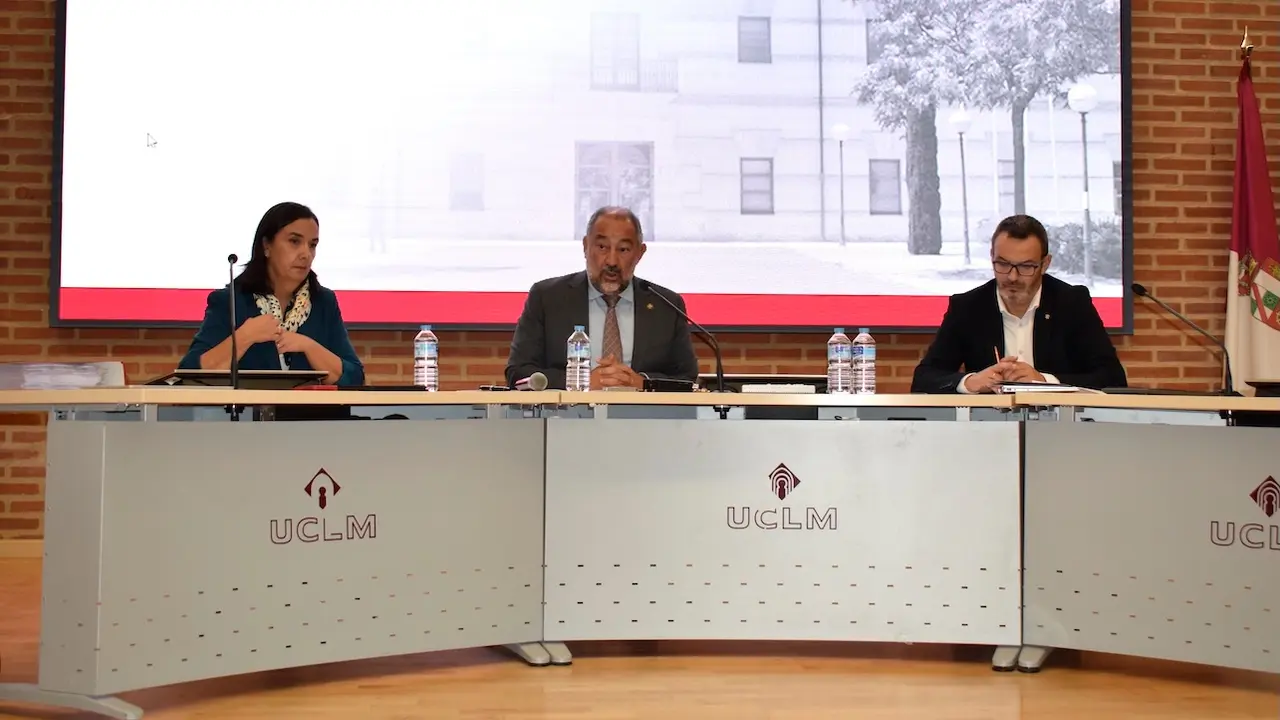 El rector de la Universidad de Castilla-La Mancha (UCLM), Julián Garde (c), ha presidido la reunión del Consejo de Gobierno de la institución académica