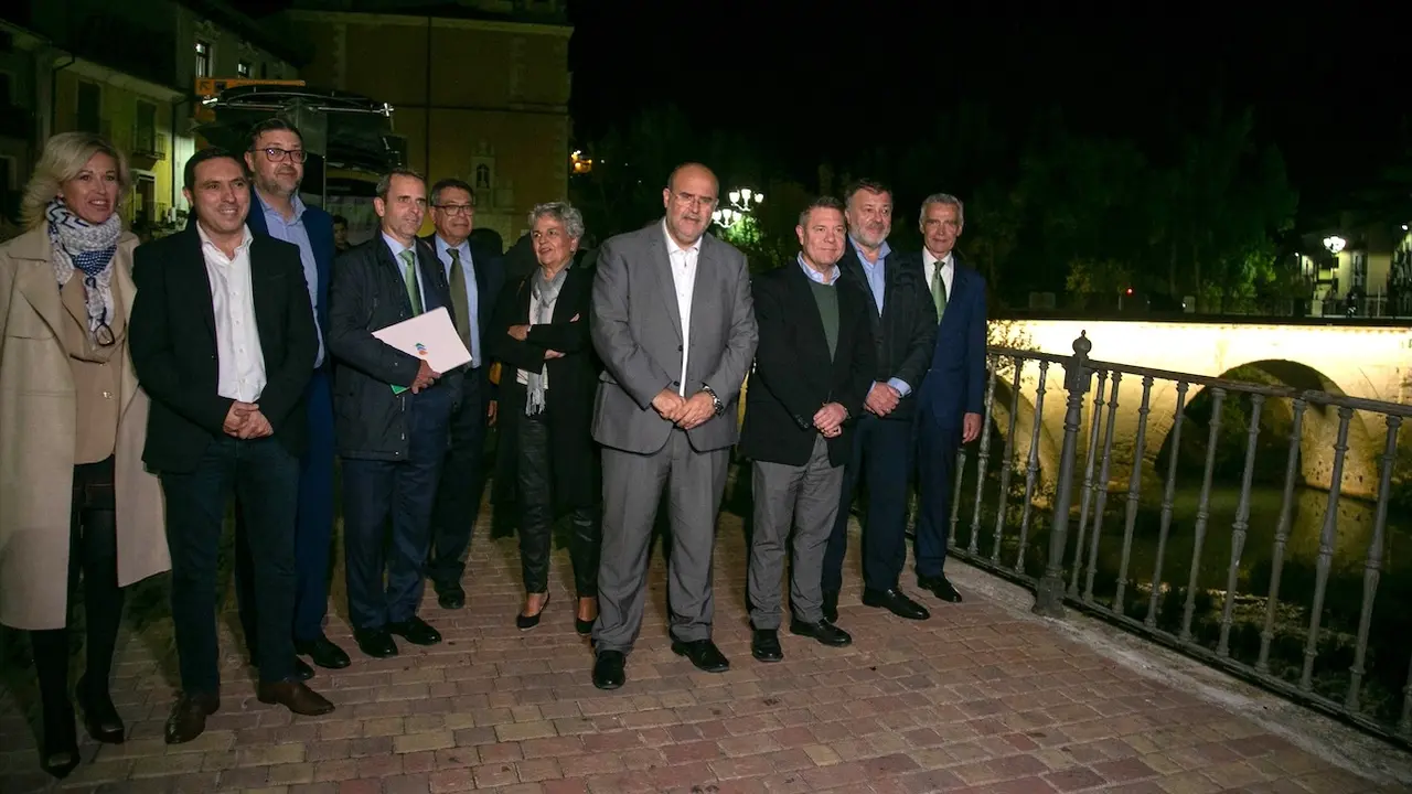 El presidente de Castilla-La Mancha, Emiliano García-Page, ha inaugurado, en Cuenca, la iluminación del Puente de San Antón